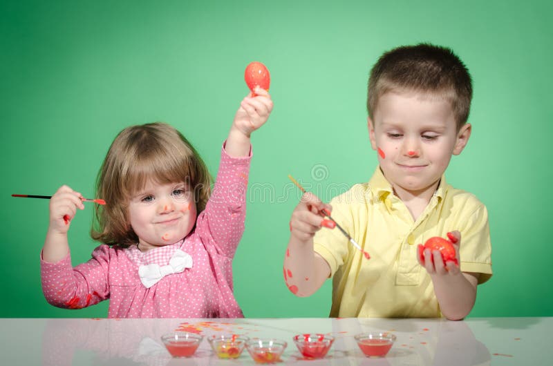 Huevos de los niños y de Pascua