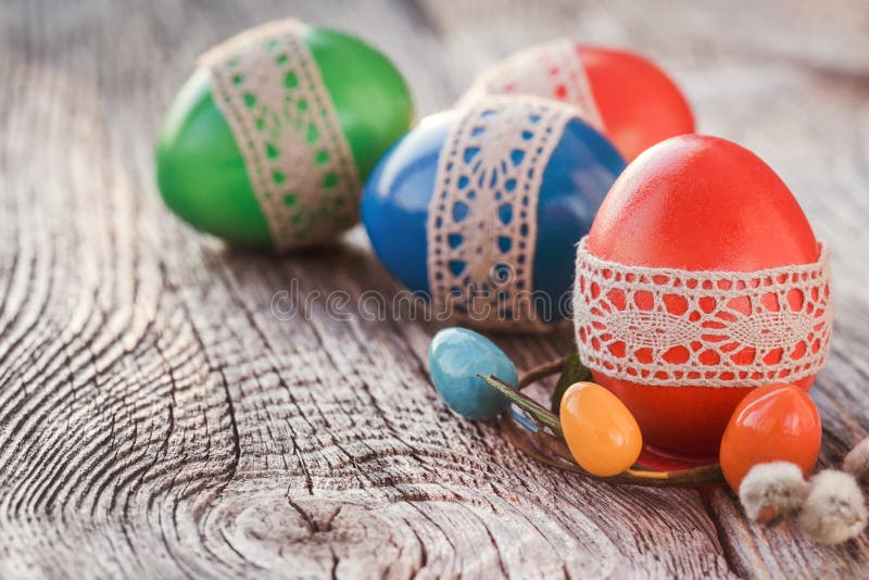 Huevos de Pascua adornados con el cordón en la tabla de madera Foco selectivo, entonado imagenes de archivo Huevos de Pascua adornados con el cordón en la tabla de madera Foco selectivo, entonado imagenes de archivo