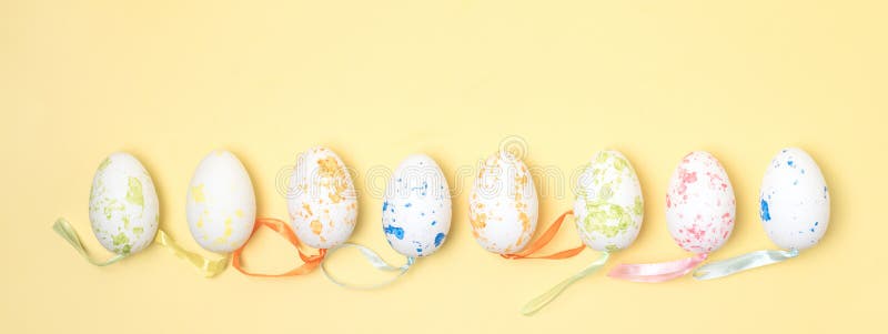 Huevos de Pascua adornados en el fondo Pascua feliz del rosa horizontal foto de archivo Huevos de Pascua adornados en el fondo Pascua feliz del rosa horizontal foto de archivo
