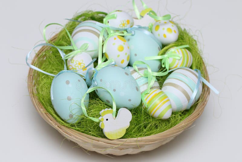 Huevos de Pascua adornados en una cesta baja foto de archivo libre de regalías Huevos de Pascua adornados en una cesta baja foto de archivo libre de regalías