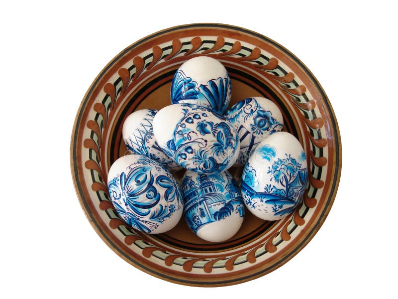 Huevos de Pascua azules en plato