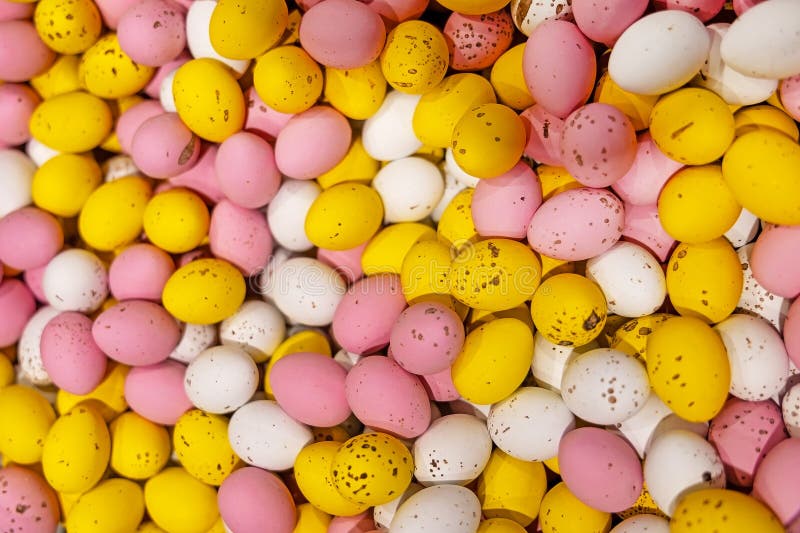 Huevos de Pascua de dulces pasteles y espumosos. imágenes de archivo libres de regalías