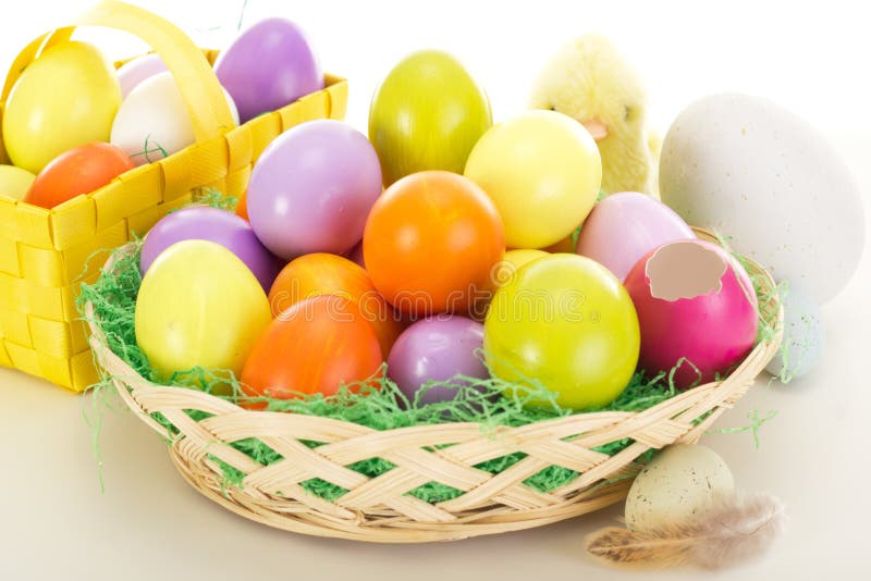 Huevos de Pascua en cestas con el polluelo imagenes de archivo Huevos de Pascua en cestas con el polluelo imagenes de archivo