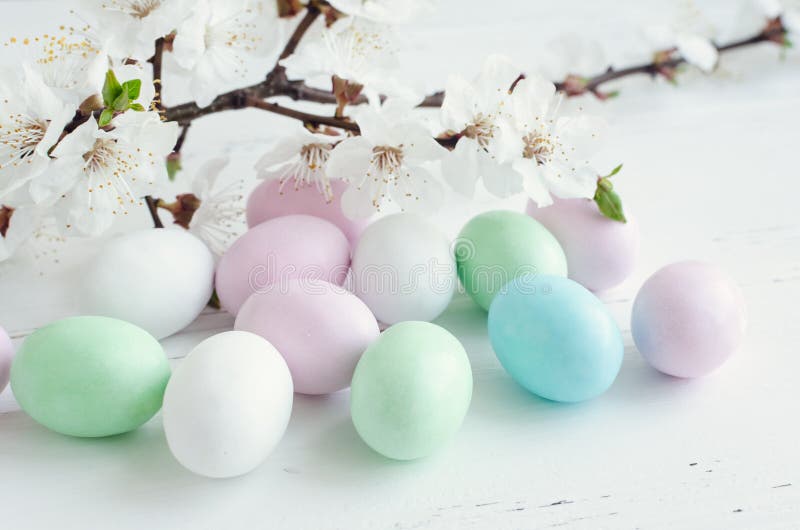 Huevos de Pascua en fondo negro imagen de archivo libre de regalías Huevos de Pascua en fondo negro imagen de archivo libre de regalías