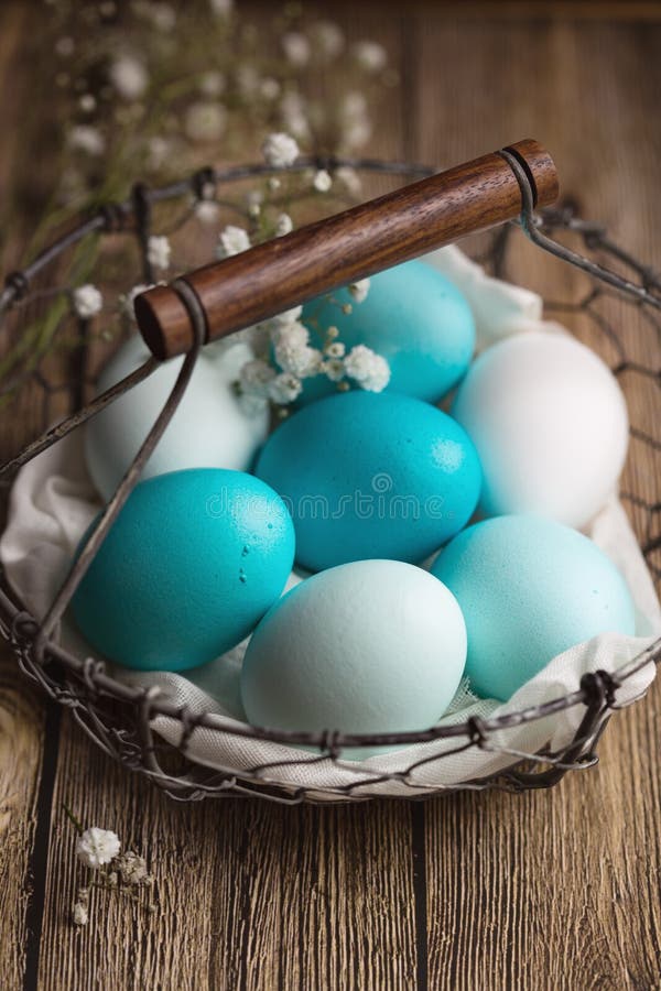 Huevos de Pascua teñidos en una cesta de alambre imagen de archivo libre de regalías Huevos de Pascua teñidos en una cesta de alambre imagen de archivo libre de regalías