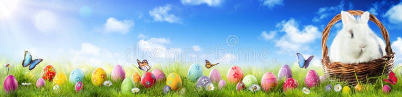 Huevos de pascua y conejo adorable en canasta