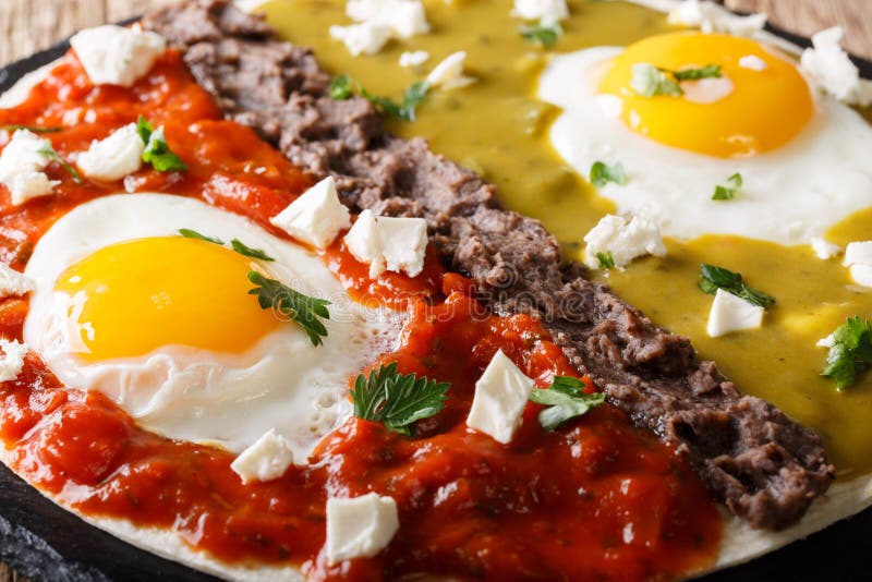 Huevos divorciados, smażący jajka na kukurydzanych tortillas z dwa salsa obrazy royalty free Huevos divorciados, smażący jajka na kukurydzanych tortillas z dwa salsa obrazy royalty free