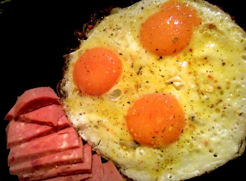 Huevos Fritos Con El Salami Foto de archivo Imagen de frito