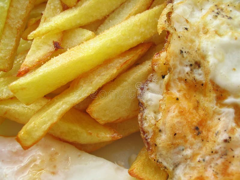 Deliciosos huevos fritos con patatas fritas fotos de archivo libres de regalías
