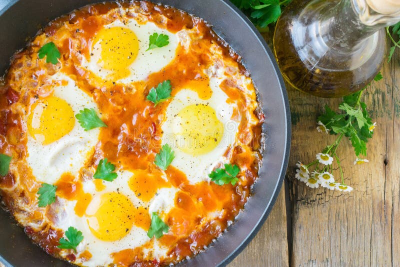 Huevos fritos judíos Plato tradicional judío - shakshuka Los huevos fritos en una salsa vegetal sirvieron en una cacerola Fondo d fotos de archivo libres de regalías Huevos fritos judíos Plato tradicional judío - shakshuka Los huevos fritos en una salsa vegetal sirvieron en una cacerola Fondo d fotos de archivo libres de regalías