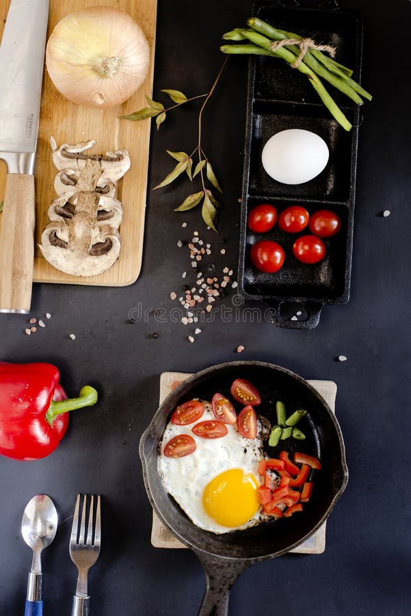 Huevos revueltos con las verduras y los productos imágenes de archivo libres de regalías Huevos revueltos con las verduras y los productos imágenes de archivo libres de regalías