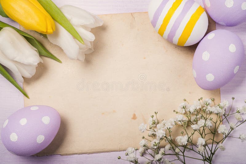 Huevos y flores coloridos de Pascua en la hoja de papel vieja fotos de archivo libres de regalías Huevos y flores coloridos de Pascua en la hoja de papel vieja fotos de archivo libres de regalías