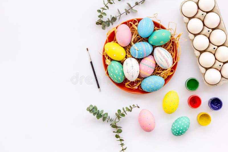 Huevos y pintura coloridos de Pascua para la celebración en la mofa blanca de la opinión superior del fondo para arriba fotos de archivo libres de regalías Huevos y pintura coloridos de Pascua para la celebración en la mofa blanca de la opinión superior del fondo para arriba fotos de archivo libres de regalías