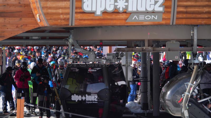 Huez france 29 février 2024. station de ski bondée haute saison en alpe dhuez