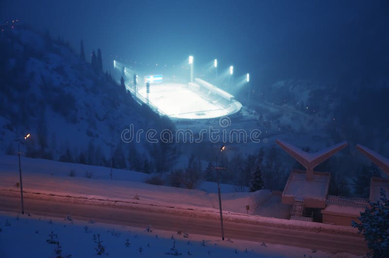 Un gran patinaje sobre ruedas Pista de hielo en gordo niebla sobre el atardecer.