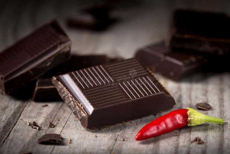 Huggen av choklad med peppar för röd chili royaltyfria bilder Huggen av choklad med peppar för röd chili royaltyfria bilder