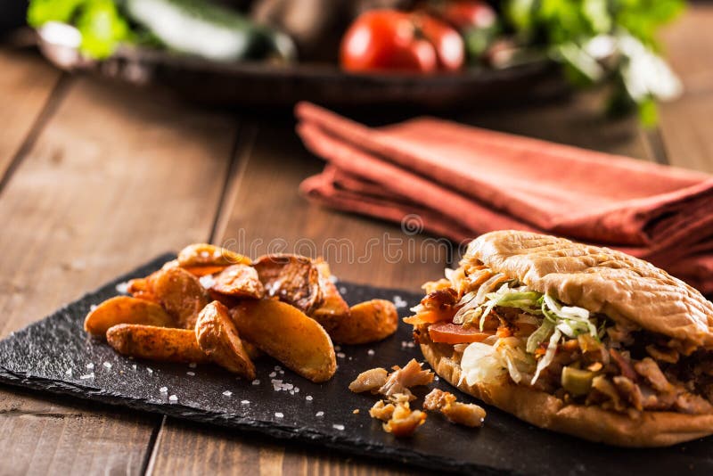 Huhn-doner Kebab Mit Kartoffeln Stockfoto - Bild von salat, brot: 69040784