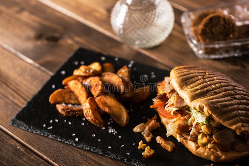 Huhn-doner Kebab Mit Kartoffeln Stockbild - Bild von mahlzeit ...