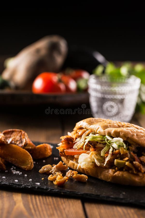 Huhn-doner Kebab Mit Kartoffeln Stockfoto - Bild von koscher ...