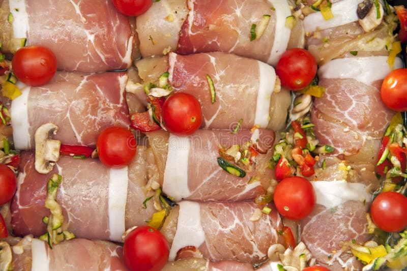 Huhn eingewickelt im Speck lizenzfreie stockfotos Huhn eingewickelt im Speck lizenzfreie stockfotos