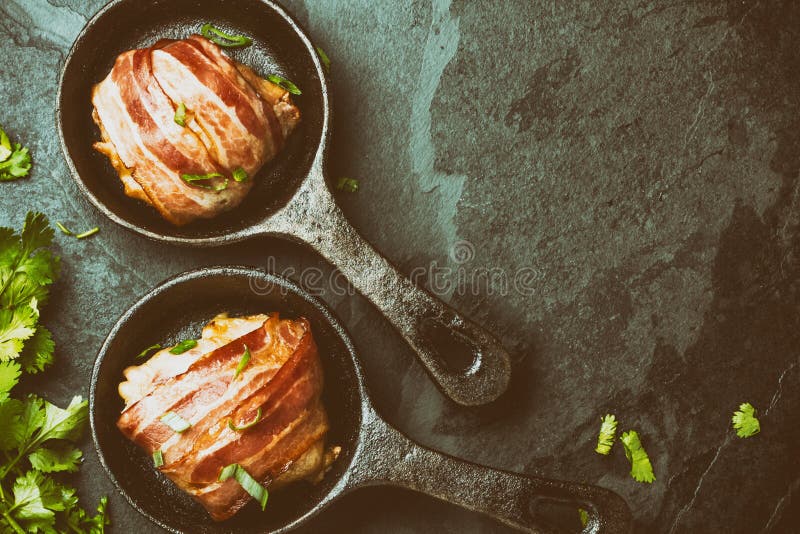 Huhn eingewickelt im Speck Beschneidungspfad eingeschlossen lizenzfreies stockfoto Huhn eingewickelt im Speck Beschneidungspfad eingeschlossen lizenzfreies stockfoto