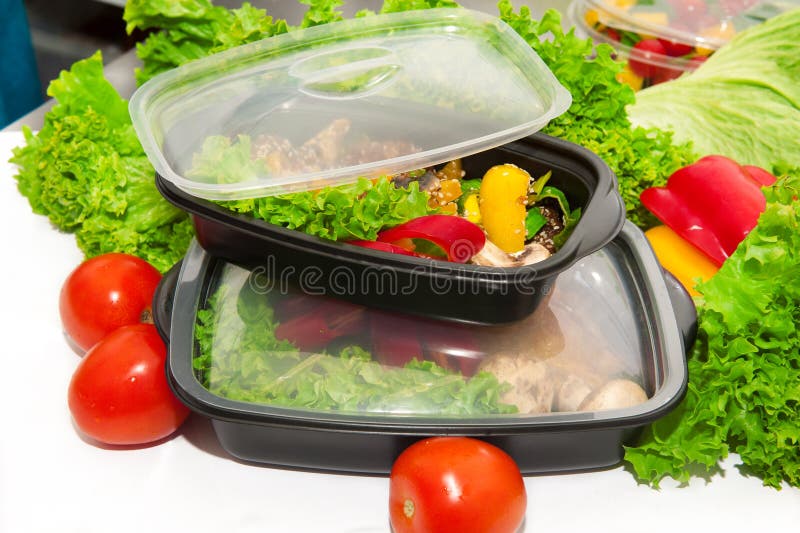 Huhn mit Kopfsalat und Gemüse im Lunchbox. Huhn mit Kopfsalat- und Gemüsetomaten, Pfeffer, Oliven in einem Lunchbox