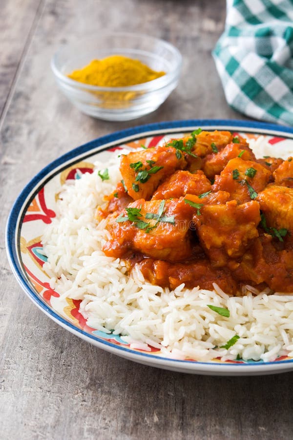 Huhn-tikka Masala Mit Basmatireis Auf Holz Stockfoto - Bild von ...