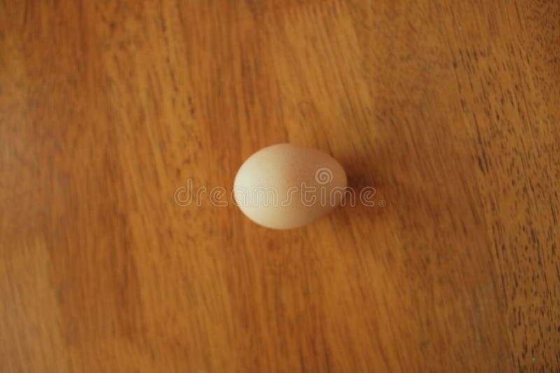 Huhnei auf wei?em Hintergrund lizenzfreies stockfoto Huhnei auf wei?em Hintergrund lizenzfreies stockfoto