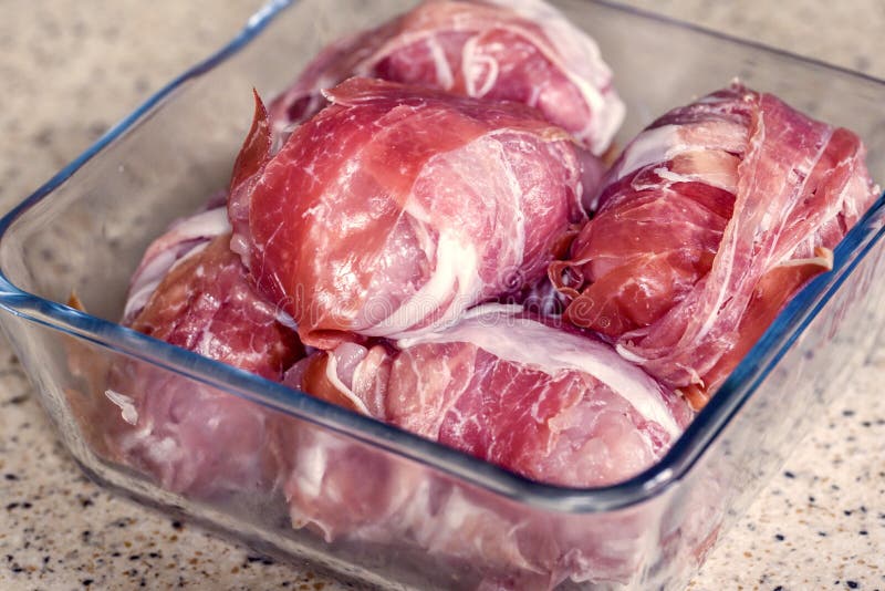 Huhnfleisch eingewickelt im Speck lizenzfreie stockfotos Huhnfleisch eingewickelt im Speck lizenzfreie stockfotos