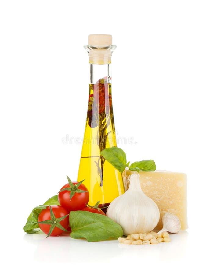 Huile d'olive, tomates-cerises, basilic, ail et parmesan photos stock Huile d'olive, tomates-cerises, basilic, ail et parmesan photos stock