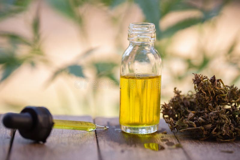 Huile de chanvre, bouteille d'huile de marijuana, extraits d'huile de cannabis dans des pots, marijuana médicale, pipette d'huile photo libre de droits Huile de chanvre, bouteille d'huile de marijuana, extraits d'huile de cannabis dans des pots, marijuana médicale, pipette d'huile photo libre de droits