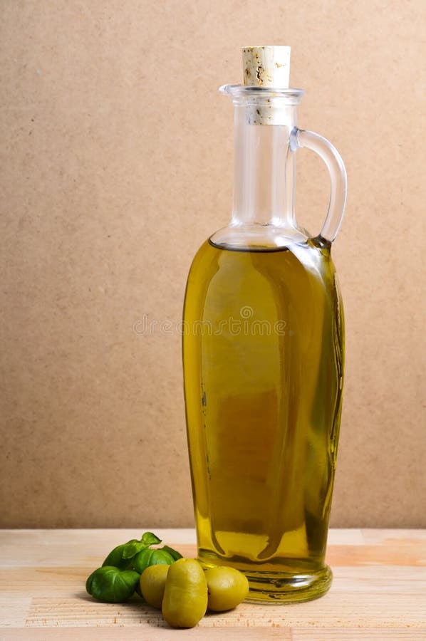 Huile et olives d'olive image stock Huile et olives d'olive image stock