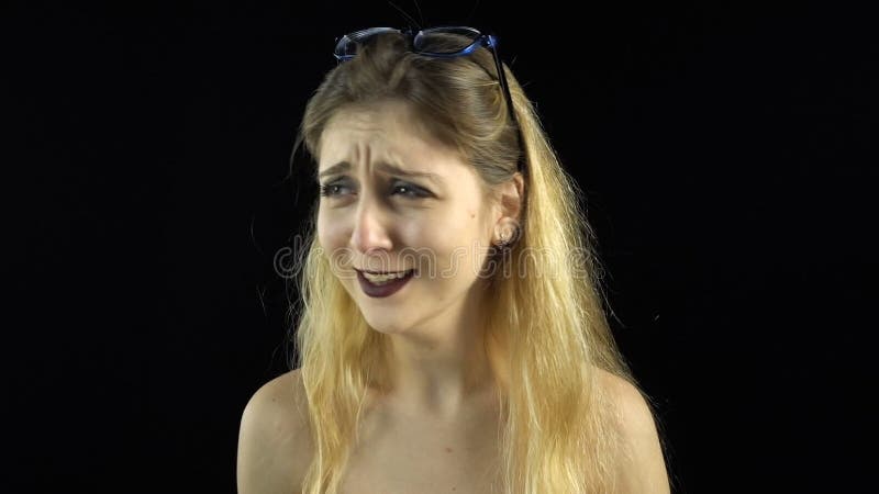 Huilende blonde vrouw stock footage