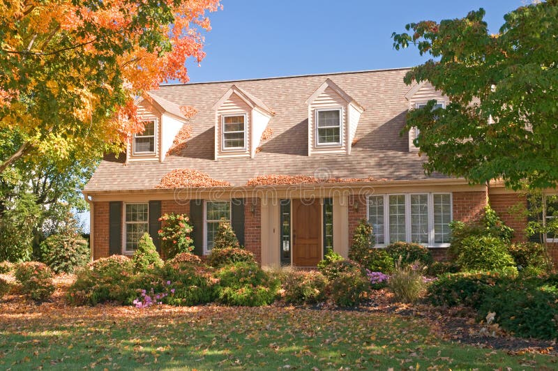 Huis in de herfst stock foto's Huis in de herfst stock foto's