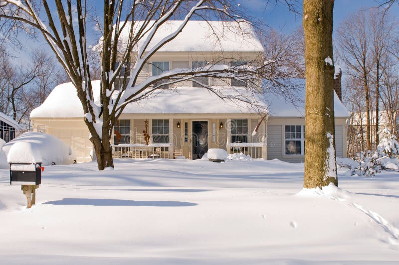 Huis in de wintersneeuw