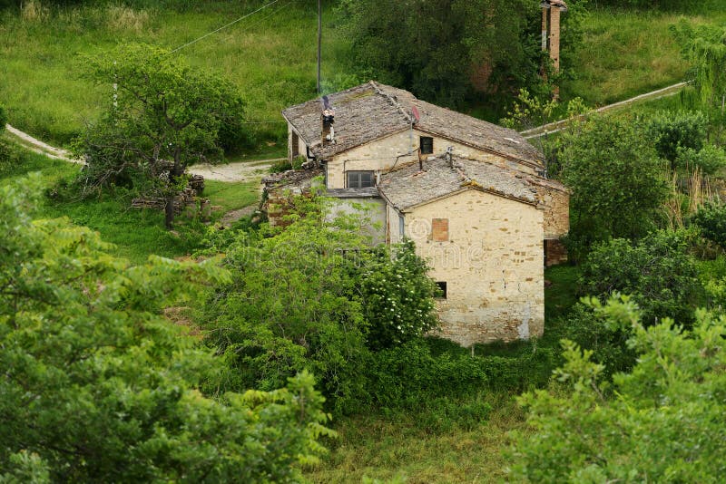 Huis dichtbij Gagliole Italië royalty-vrije stock foto's Huis dichtbij Gagliole Italië royalty-vrije stock foto's
