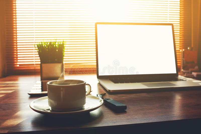 Huis freelance Desktop met open laptop computer