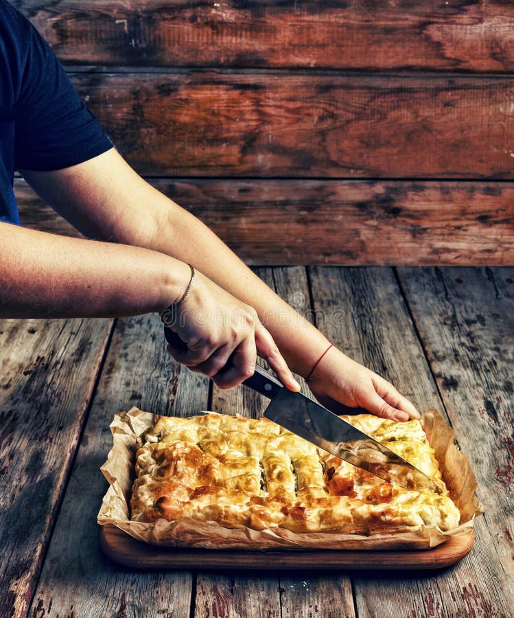 Huis het Koken De vrouwen` s handen snijden eigengemaakte pastei met het vullen Het vieren van de Dag van Onafhankelijkheid van d stock afbeelding Huis het Koken De vrouwen` s handen snijden eigengemaakte pastei met het vullen Het vieren van de Dag van Onafhankelijkheid van d stock afbeelding