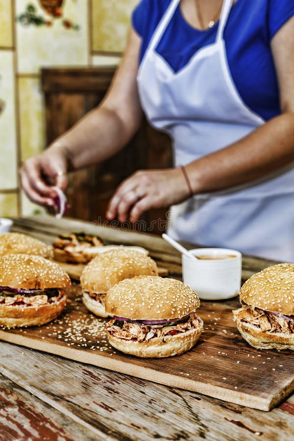 Huis het Koken Een vrouw kookt thuis burgers in de keuken royalty-vrije stock afbeeldingen Huis het Koken Een vrouw kookt thuis burgers in de keuken royalty-vrije stock afbeeldingen