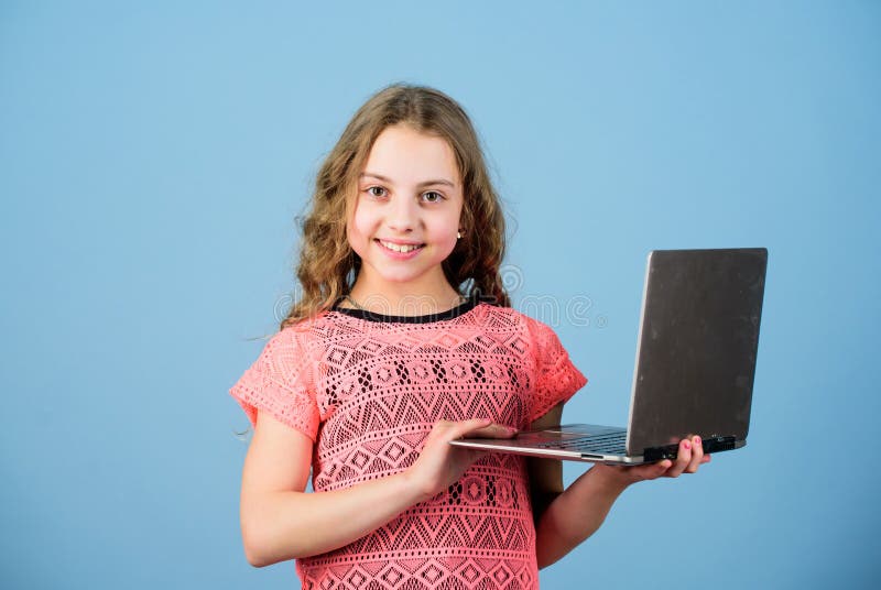 Huis het scholen onderwijs r De spelen van de spelcomputer Online het winkelen Schoolproject stock foto's Huis het scholen onderwijs r De spelen van de spelcomputer Online het winkelen Schoolproject stock foto's