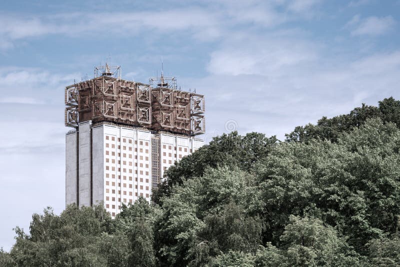 Huis met meerdere verdiepingen van ongebruikelijk ontwerp tegen de hemel en het bos royalty-vrije stock foto's Huis met meerdere verdiepingen van ongebruikelijk ontwerp tegen de hemel en het bos royalty-vrije stock foto's