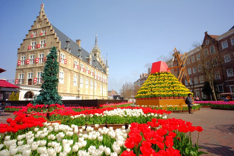 Huis ten Bosch är ett nöjesfält i den Nagasaki prefekturen, Japan, som skapar en holländsk stad på nytt royaltyfri fotografi Huis ten Bosch är ett nöjesfält i den Nagasaki prefekturen, Japan, som skapar en holländsk stad på nytt royaltyfri fotografi