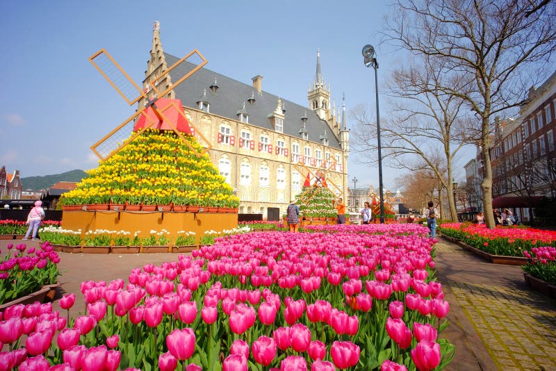 Huis ten Bosch är ett nöjesfält i den Nagasaki prefekturen, Japan, som skapar en holländsk stad på nytt arkivbilder Huis ten Bosch är ett nöjesfält i den Nagasaki prefekturen, Japan, som skapar en holländsk stad på nytt arkivbilder