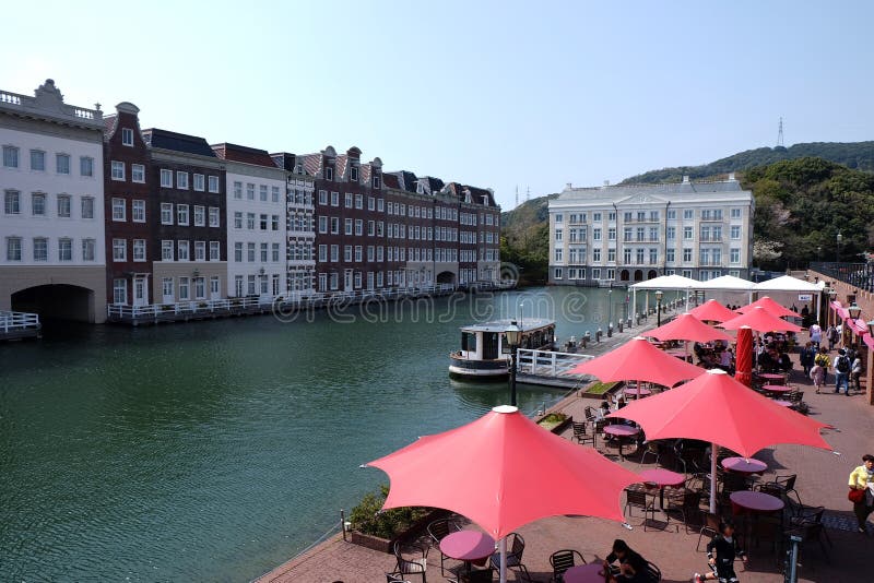 Huis ten Bosch är ett nöjesfält i den Nagasaki prefekturen, Japan, som skapar en holländsk stad på nytt royaltyfri bild Huis ten Bosch är ett nöjesfält i den Nagasaki prefekturen, Japan, som skapar en holländsk stad på nytt royaltyfri bild