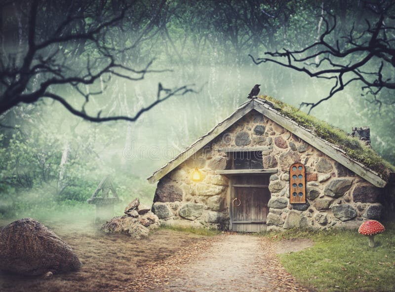 Huis van de fee het oude steen in fantasiebos met mist royalty-vrije stock afbeelding Huis van de fee het oude steen in fantasiebos met mist royalty-vrije stock afbeelding