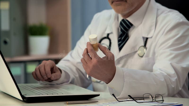 Huisarts die instructie zoeken naar nieuwe geneeskunde online, gezondheidszorg stock afbeelding Huisarts die instructie zoeken naar nieuwe geneeskunde online, gezondheidszorg stock afbeelding
