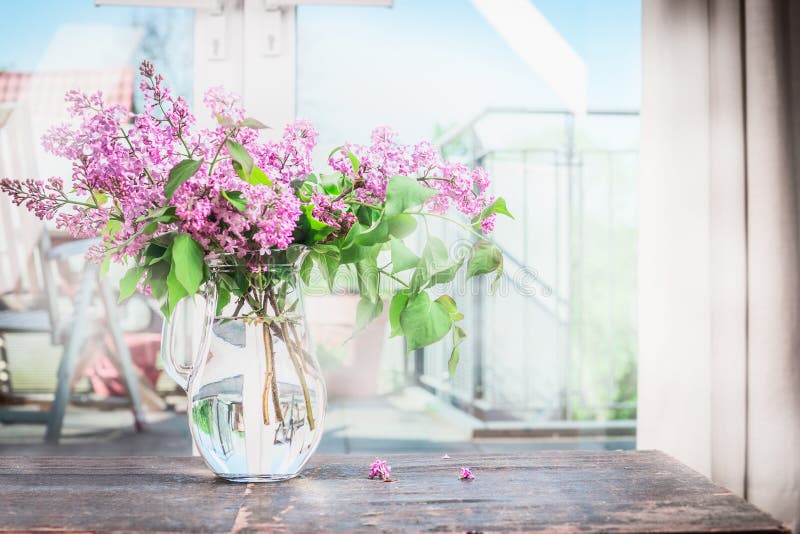Huisbinnenland met Boeket van bloeiende lilac bloemen op de lijst stock foto's Huisbinnenland met Boeket van bloeiende lilac bloemen op de lijst stock foto's