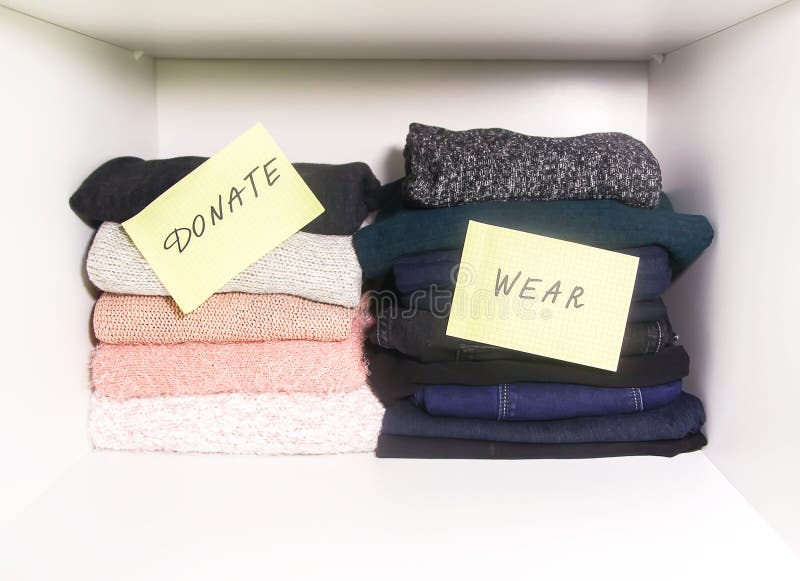 Huisgarderobe met verschillende punten van kleding Het seizoengebonden kleren sorteren Kleine ruimteorganisatie stock fotografie Huisgarderobe met verschillende punten van kleding Het seizoengebonden kleren sorteren Kleine ruimteorganisatie stock fotografie