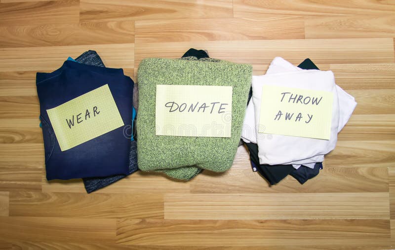Huisgarderobe met verschillende punten van kleding Het seizoengebonden kleren sorteren Kleine ruimteorganisatie royalty-vrije stock afbeelding Huisgarderobe met verschillende punten van kleding Het seizoengebonden kleren sorteren Kleine ruimteorganisatie royalty-vrije stock afbeelding