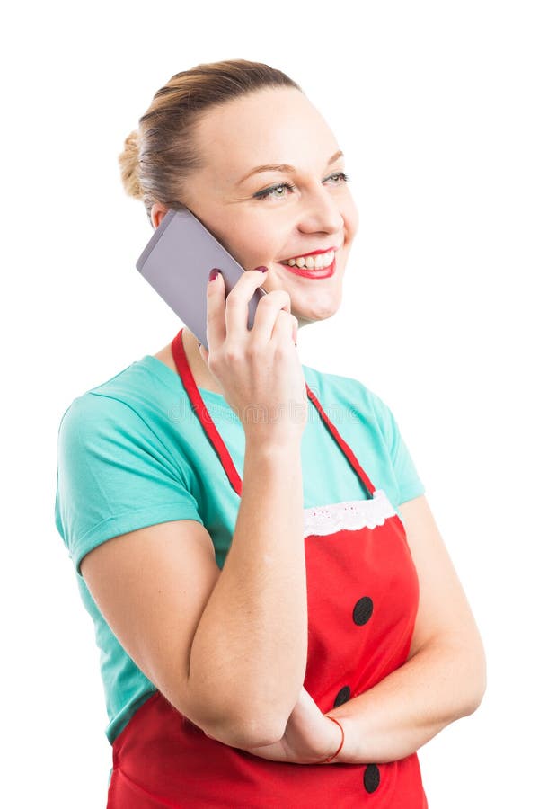Huishoudster of meisje die een onderbreking nemen die op de telefoon babbelen stock foto's Huishoudster of meisje die een onderbreking nemen die op de telefoon babbelen stock foto's